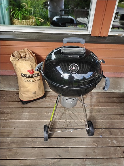 Ströme BBQ hiiligrilli lämpömittarilla ja tuhka-astialla + grillihiilipussi