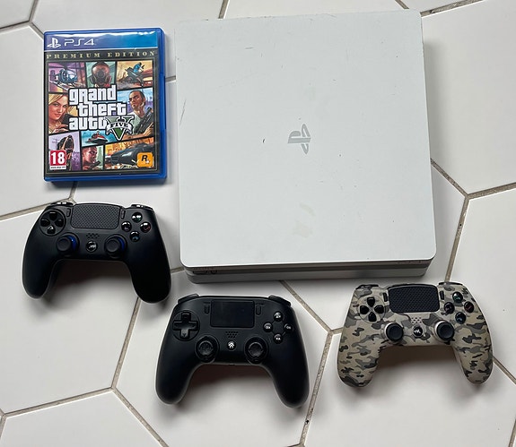 PS4 konsoli + kolme ohjainta + 5 peliä