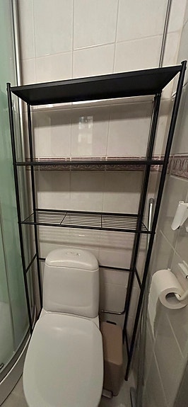 Kylpyhuoneen hylly wc-pöntön päälle.