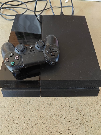 Playstation 4 ja 3 peliä