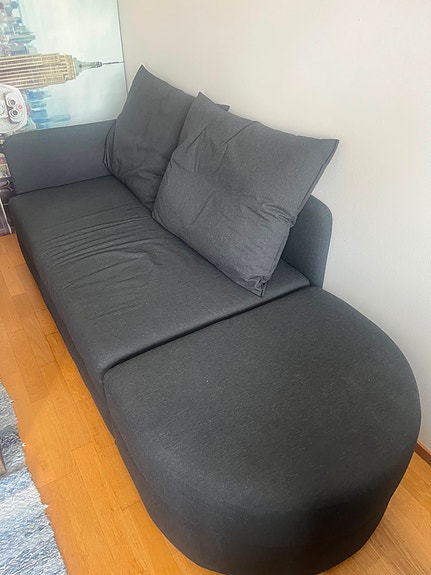 IKEA musta sohva divaanilla