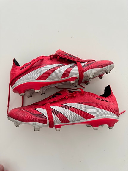 Adidas Predator jalkapallokengät koko 43 1/3 punainen