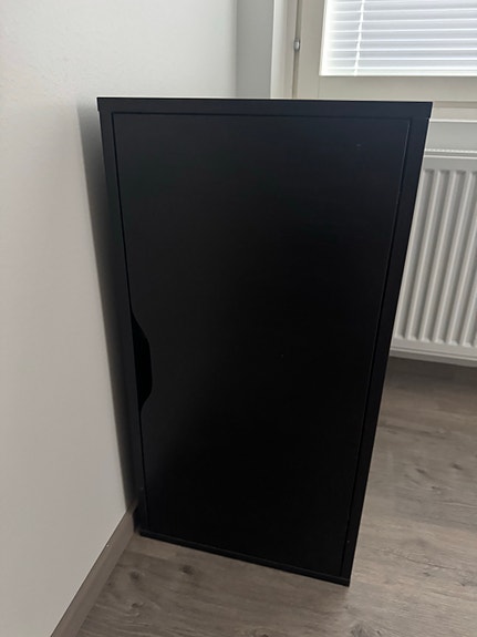 IKEA Musta kaappi