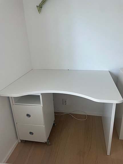 Koulu-/ työpöytä + rullilla oleva laatikosto