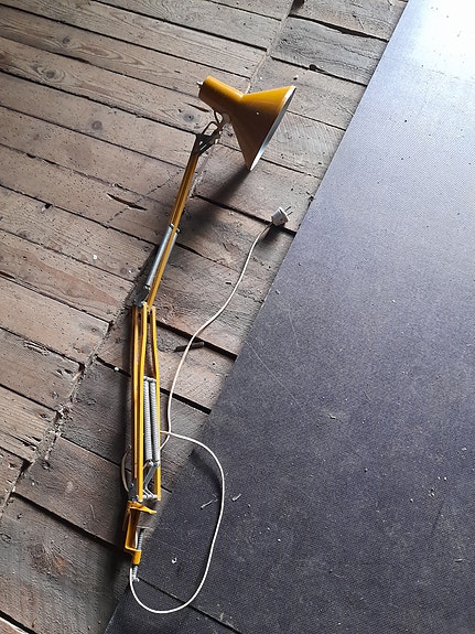 Kirjoituspöydän vanha valaisin