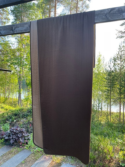 Ruskea parisängyn päiväpeitto