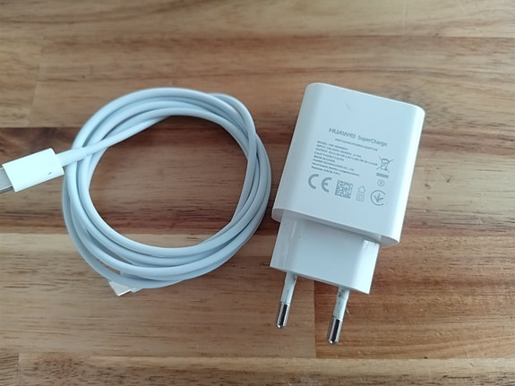 Huawei SuperCharge laturi + kaapeli