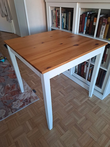 Pieni ruokapöytä (74×74cm)