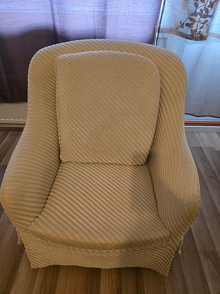 Tyylikäs beigenvärinen sohva
