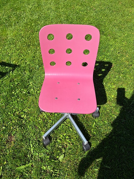 Pinkki koululaisen tuoli