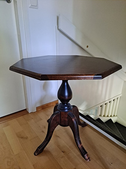 Puinen pikkupöytä