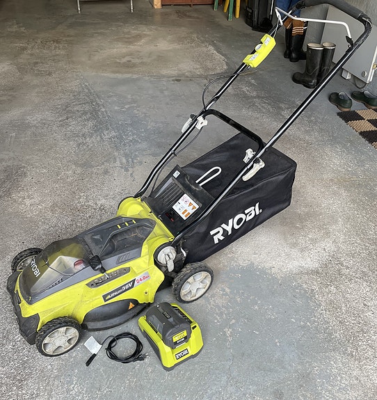 Akkukäyttöinen keräävä Ryobi ruohonleikkuri