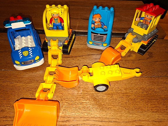 Hienot lego kaivurit ja poliisiauto