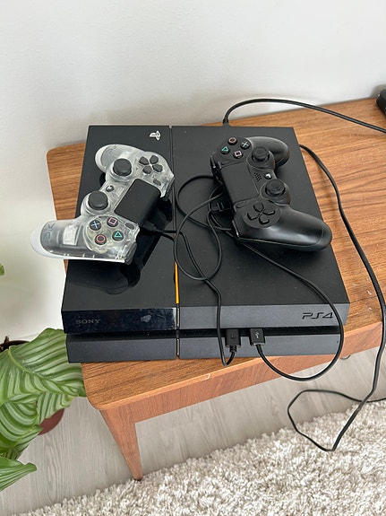 Playstation 4 ja kaksi ohjainta