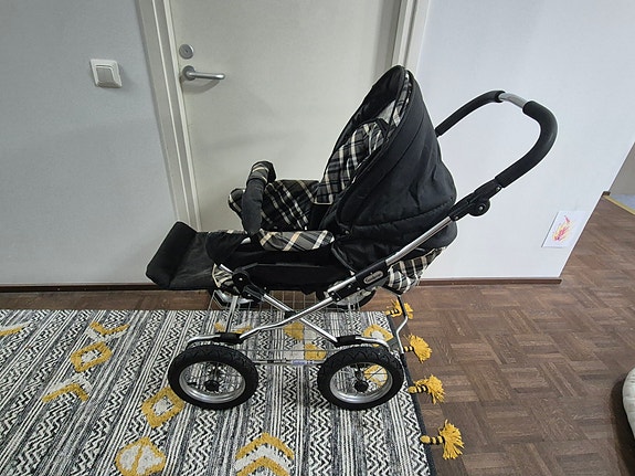 Emmaljunga lastenvaunut musta ruutukuosi