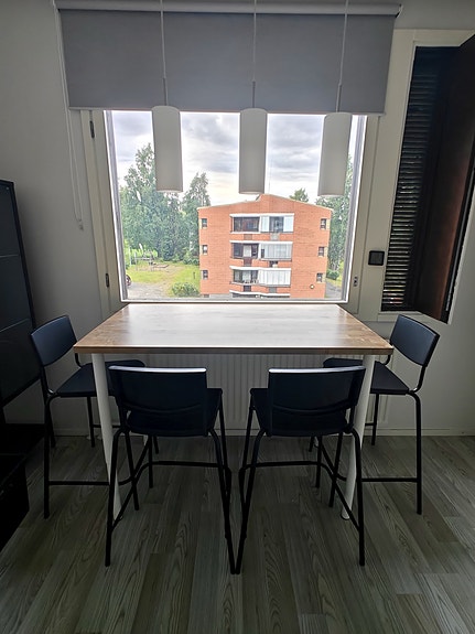 Baaripöytä ja tuolit