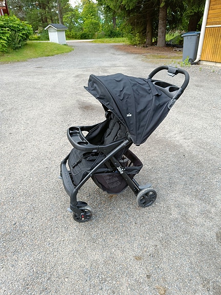 Joie mustat matkarattaat
