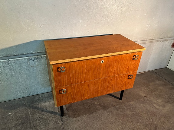 Teak lipasto metallijaloilla