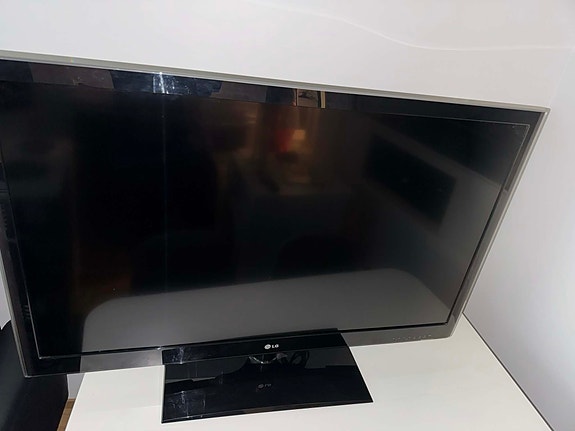 LG 47" Full HD LED-televisio (47LV550W) + kuljetus