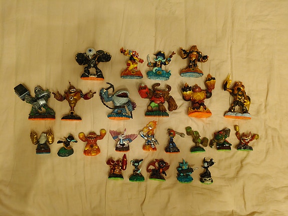 Skylanders -hahmoja ja kortteja
