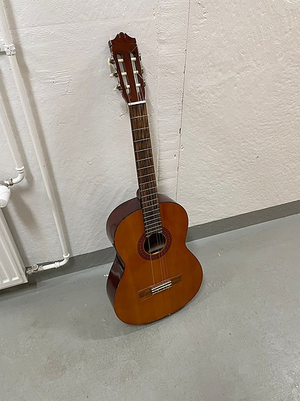 Yamaha C-40 akustinen kitara