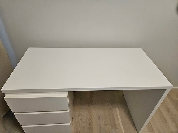 Muurame L-taso ja kolmonen lipasto