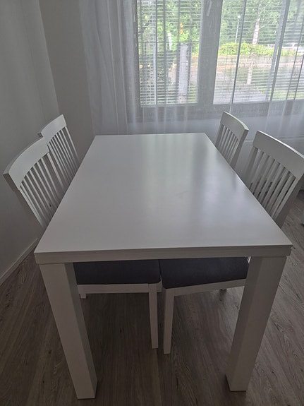 Valkoinen ruokapöytä ja 4 tuolia