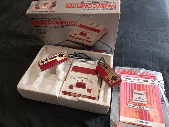 Nintendo Family Computer NES 8-bit konsoli