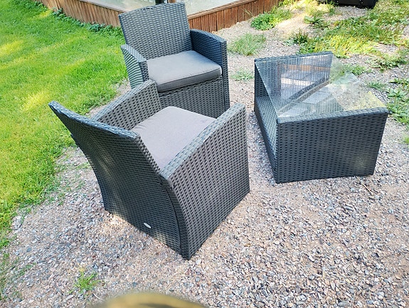 Polyrottinkinen pihakalustesetti tuolit ja pöytä harmaa