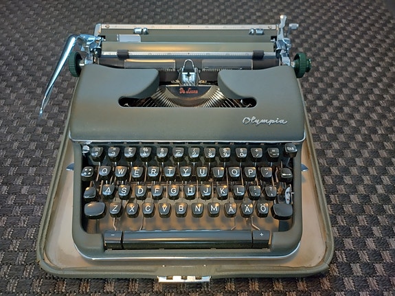 Olympia kirjoituskone (vintage) kotelolla keräilijälle tai runoilijalle