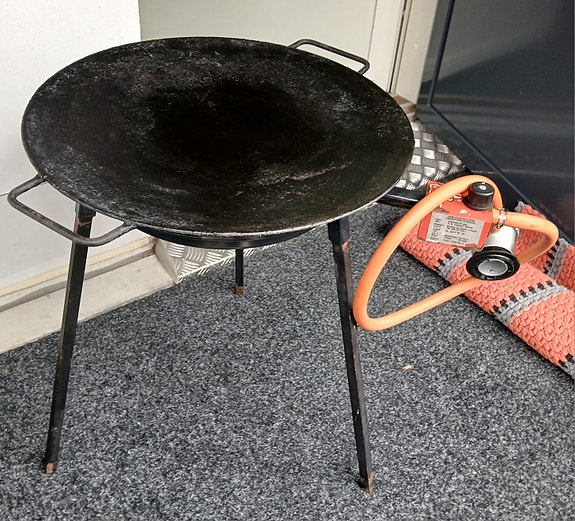 Muurikka pannu ja kaasupoltin
