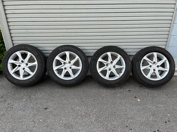 Peugeot 208 alkuperäiset alumiinivanteet + Michelin Primacy kesärenkaat