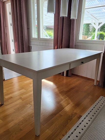 Valkoinen ruokapöytä pit. 180 cm