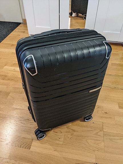 55cm matkalaukku kerran käytetty