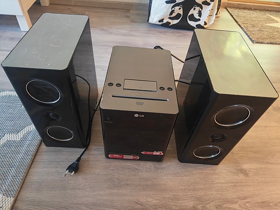 LG stereosarja CD/DVD-soittimella ja USB-liitännällä