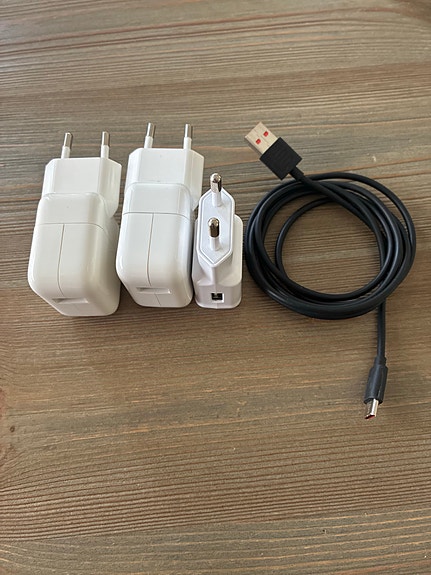 Apple laturit ja USB-kaapeli