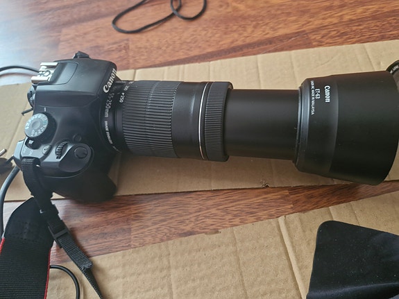 Myytävänä canon eos 1100d + objektiivi ja kaikki johdot ovat mukana