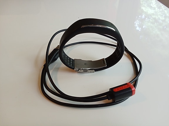 Polar aktiivisuusranneke ja USB-latauskaapeli
