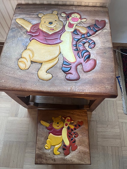 Nalle Puh -lasten pöytä ja 2 tuolia