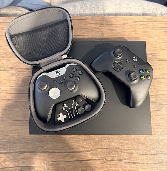 Xbox One X + Hero ohjain
