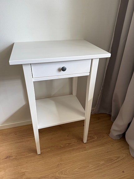 Hemnes sivupöutä/yöpöytä