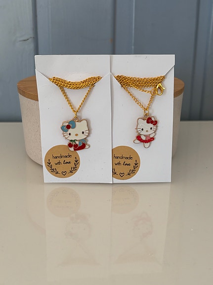 Hello Kitty kaulakoruja