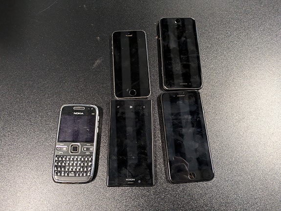 5 puhelimen erä varaosiksi – 3x iPhone + 2x Nokia