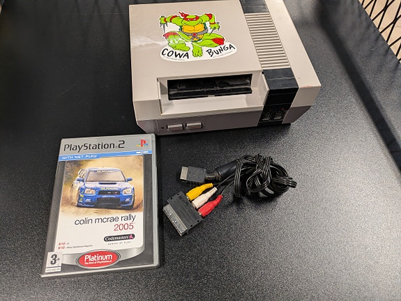 Nintendo NES -konsoli varaosiksi + PS2 Colin McRae Rally 2005 + AV-kaapeli