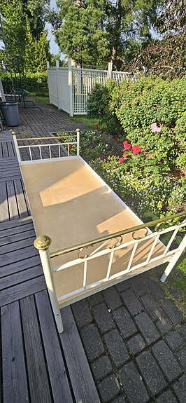 Metallinen valkoinen sängynrunko 90x200