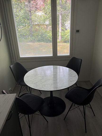 Pyöreä ruokailuryhmä 4 tuolilla