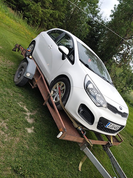 Kia Rio 2013 1.4crdi osina tai koko loppuauto