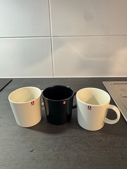 Iittala Teema mukit musta ja valkoinen