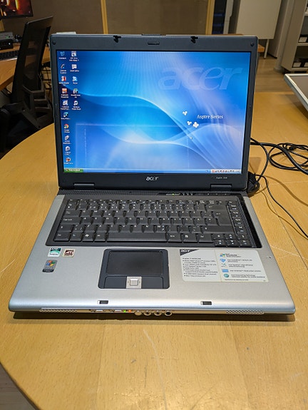 Acer Aspire 3103WLMi kannettava – toimiva retro-läppäri + laturi