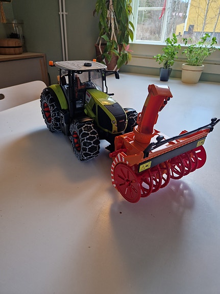 Bruder Claas Axion 950 traktori lumiketjuilla ja lumilingolla 03017